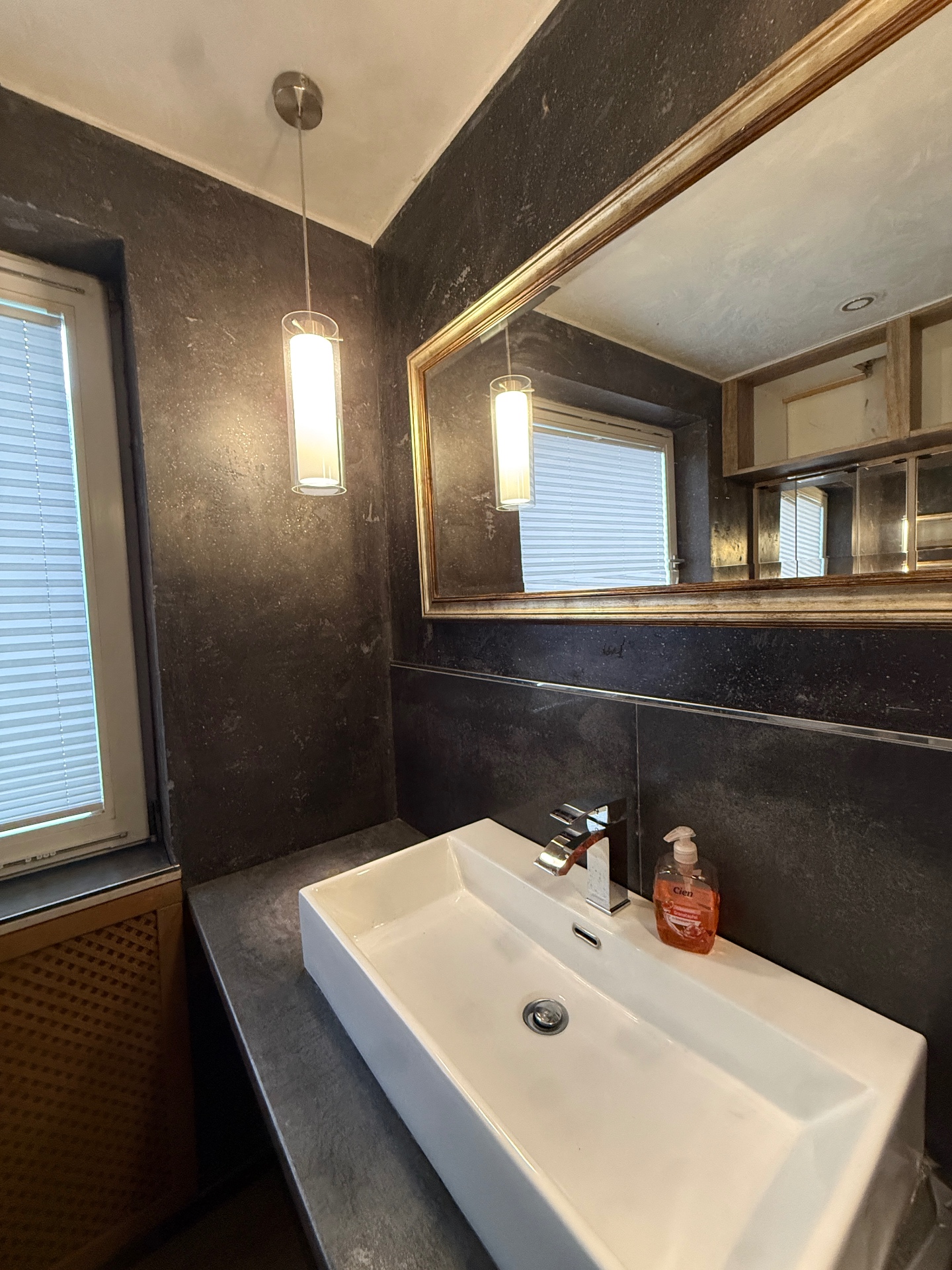 Waschbecken im Hauptbadezimmer