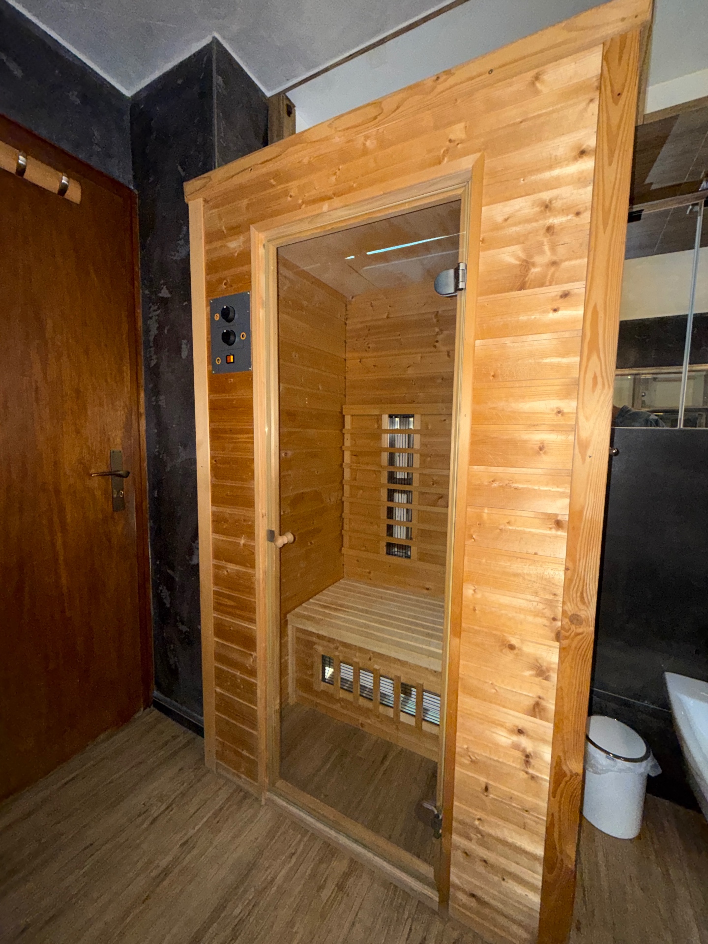 Kleine Rotlicht-Sauna im Hauptbadezimmer