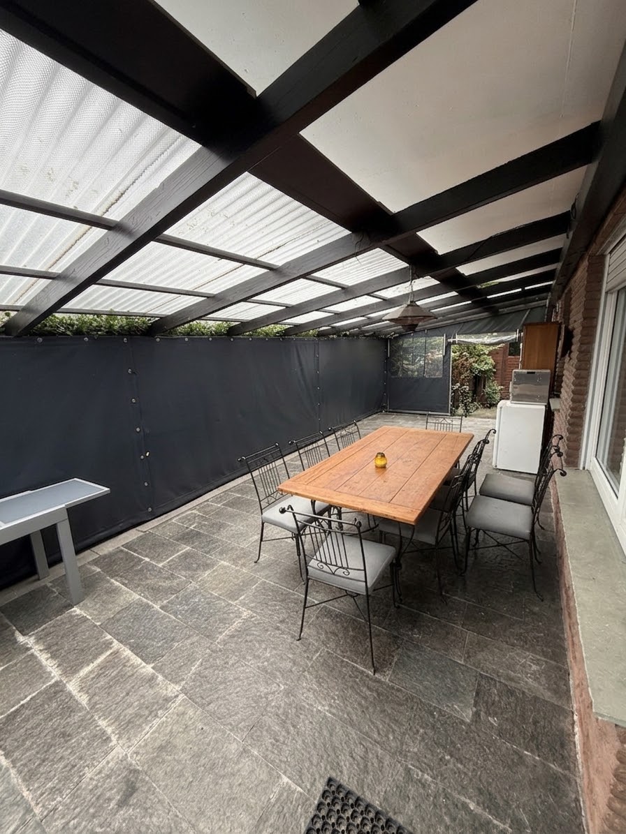 Überdachte Terrasse mit großem Tisch