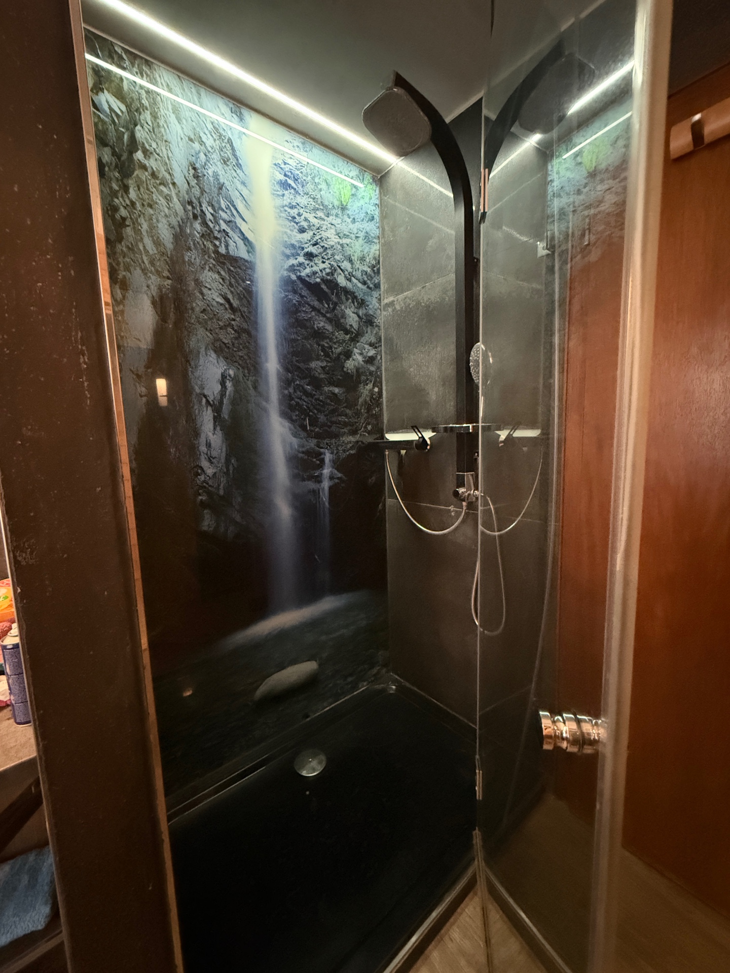 Dusche im Hauptbadezimmer