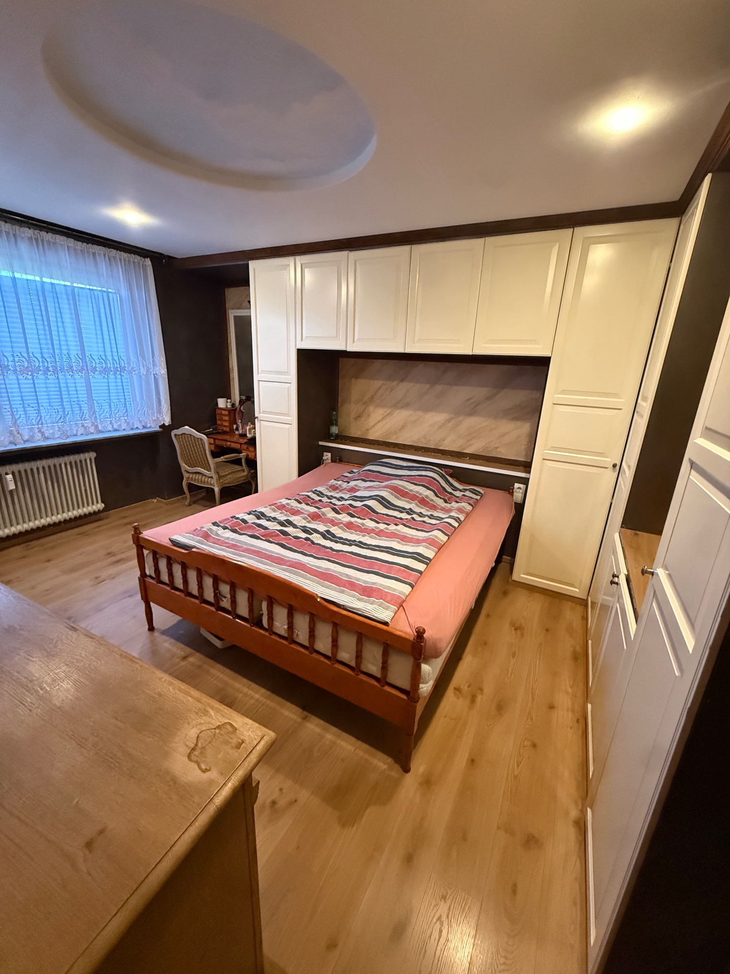 Großes Schlafzimmer mit Einbauschränken
