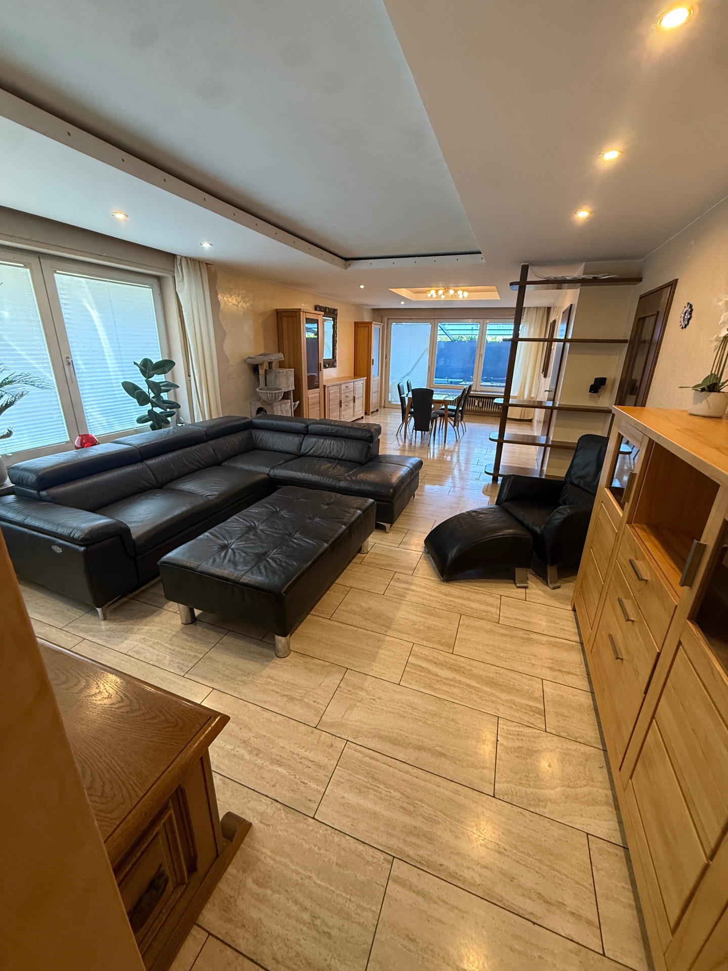 Großes Wohnzimmer mit Blick in den Essbereich